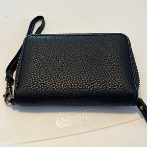 Wristlet purse